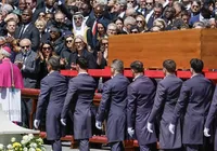 No Vaticano, Lula diz que papa fez história ao combater desigualdades imagem