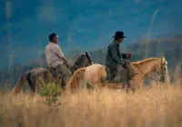 Oeste Outra Vez explora a fragilidade masculina no 'faroeste' brasileiro imagem