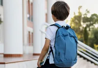 Ortopedista alerta como mochilas pesadas afetam a saúde das crianças