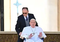 Papa Francisco faz primeira aparição no Vaticano após deixar hospital imagem