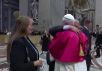 Papa Leão abraça irmão após missa inaugural de pontificado