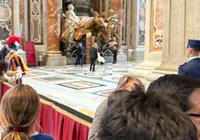 Papa aparece de surpresa na Basílica de São Pedro no Vaticano imagem