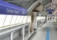 Passageiro de metrô morre após ficar preso na porta do trem