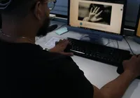 Perigo no mundo real e virtual: famílias podem prevenir crimes sexuais