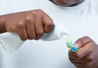 Por que a Anvisa proibiu a venda do creme dental da Colgate? imagem