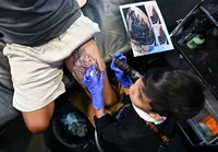 Prodígio: tatuador de nove anos faz sucesso na Tailândia imagem