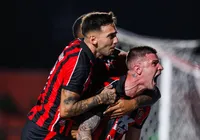 "Quase quebrei a perna", revela Kayzer após estreia épica no Barradão imagem