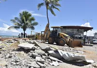 Quiosques irregulares são demolidos na orla de Itapuã imagem