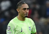 Raphinha se pronuncia após eliminação do Barcelona na Champions imagem