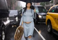 Rihanna brinca que 'não precisa mais esconder a barriga' de gravidez imagem