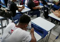 Salvador proíbe uso de celular em sala de aula e bibliotecas imagem