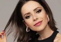 Sandy curte bloco disfarçada com novo namorado