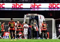 Tensão: atleta sai do gramado em ambulância na primeira rodada do Brasileirão imagem