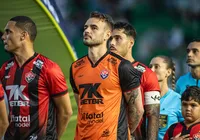Thiago Carpini confirma que goleiro do Vitória está lesionado imagem