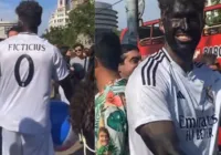 Torcedor do Barcelona pratica blackface contra Vini Jr em comemoração