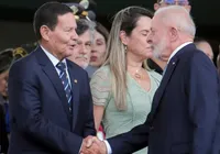 Trégua? Lula e Mourão se cumprimentam em evento militar imagem