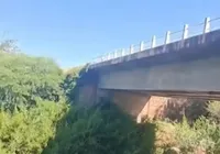 Três pessoas morrem após carro cair de ponte na Bahia imagem