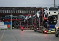 Trump impõe tarifa de 25% sobre carros importados e abala mercado global imagem