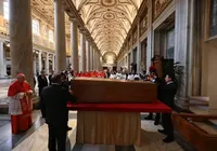 Túmulo do Papa Francisco é aberto à visitação do público; veja fotos imagem