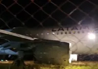VÍDEO: Avião sai da pista de aeroporto e para no gramado imagem