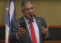 VÍDEO: Líder do governo solta a voz na Alba com música sobre racismo