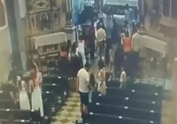 VÍDEO: mulheres são flagradas furtando bolsa em Igreja de Salvador imagem