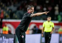 Vasco faz sondagem por Thiago Carpini