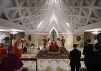 Vaticano divulga primeiras imagens do Papa Francisco em caixão simples imagem