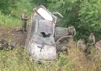 Viatura da PM cai de barranco de 10 metros e deixa policiais feridos imagem