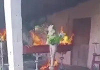 Vídeo: Facção invade velório e põe fogo em corpo de rival imagem