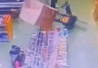 Vídeo: cliente fica soterrada ao ser atingida por carga em supermercado imagem
