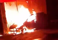 Vídeo: fiação de poste pega fogo e destrói carro em Salvador