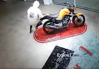 Vídeo: jovens roubam motos de concessionária recém-inaugurada na Bahia
