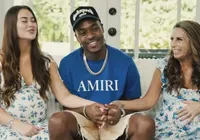 Youtuber assume trisal com namorada e sogra e faz plano de gravidez