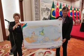 Com Brasil no centro, Dilma exibe novo mapa-múndi polêmico na China - Imagem
