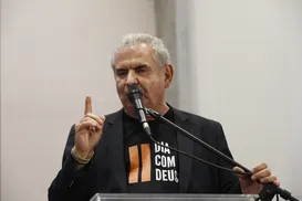 Coronel esperneia; e parece estar dançando a ‘Dança da Solidão’ - Imagem