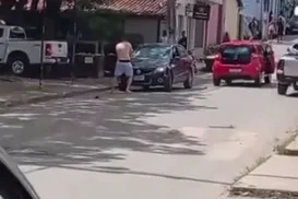 Homem agride agente de trânsito com facão após ser repreendido - Imagem