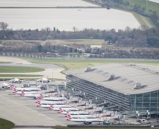 Após incêndio, maior aeroporto de Londres retoma operações