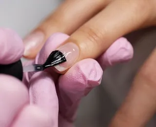 Atriz da Globo choca web ao revelar que mãe trabalha como manicure