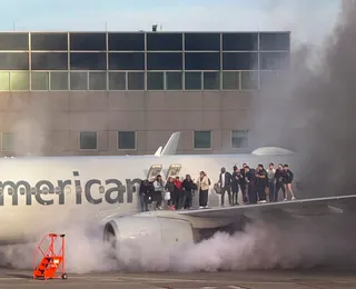 Avião pega fogo em aeroporto e deixa 12 feridos nos EUA