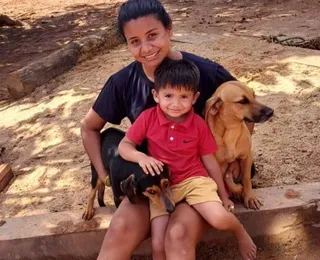 Cães protegem menino de 2 anos desaparecido em mata: “Heróis”
