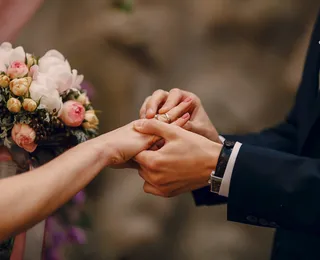Cantor sertanejo pede namorada em casamento no camarim; confira