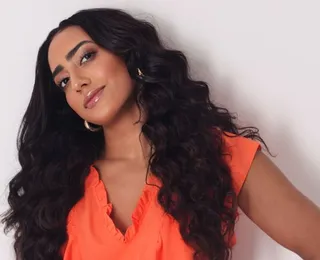 Cantora Letícia sobe ao palco do Colaboraê, no Rio Vermelho