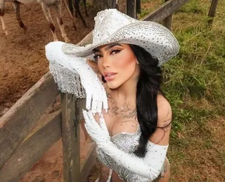 Casada, MC Mirella troca beijos com mulher em reality; veja