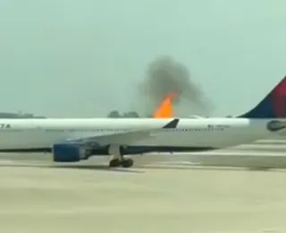 Cerca 300 passageiros são evacuados após incêndio em avião