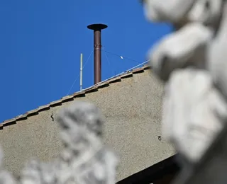 Chaminé do conclave é instalada pelo Vaticano na Capela Sistina
