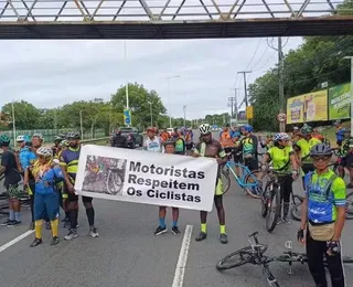 Ciclistas protestam na Paralela após colega morrer atropelado