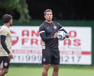 Com treino tático na Toca, elenco do Vitória trabalha focado no Ceará