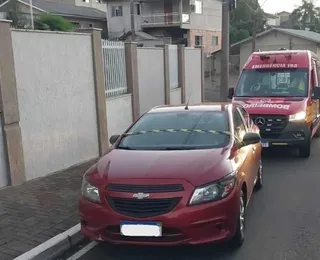 Criança de 3 anos morre ao ser esquecida dentro de carro pela madrasta