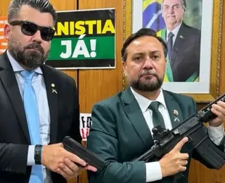 Deputado polemiza ao aparecer com fuzil e pistola na Câmara